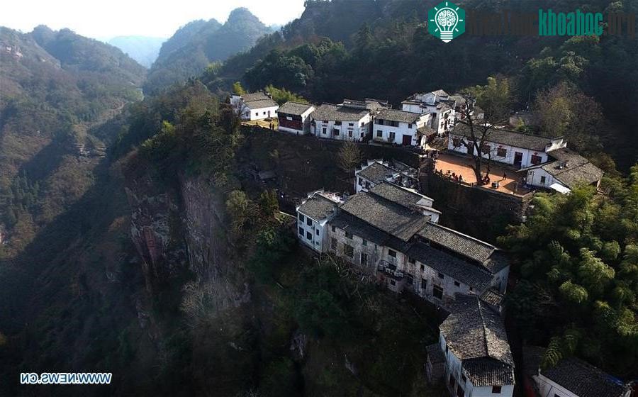 Con phố dài 2,5km, rộng 1,5-1,8m làm từ đá cát đỏ và xi măng