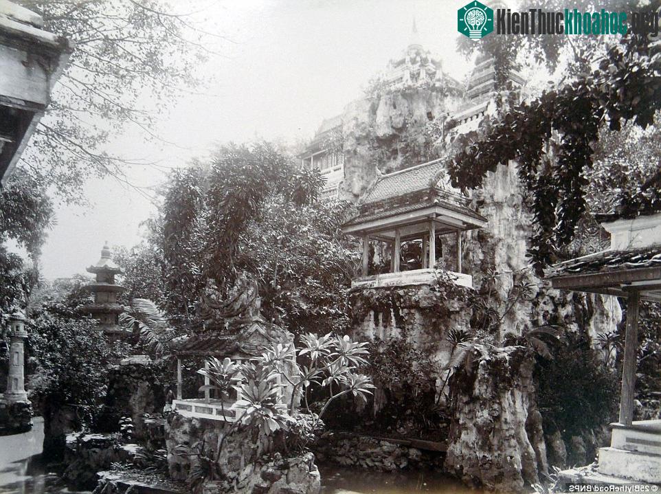 nh trên chụp tại khu vườn của nhà vua.