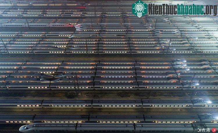 Tàu cao tốc xếp hàng chuẩn bị cho cuộc di dân lớn nhất lịch sử loài người ảnh 2