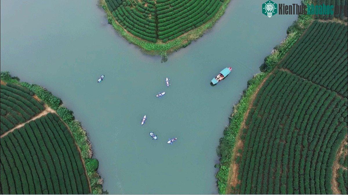Loại hình du lịch được yêu thích ở đây là đi thuyền tham quan các đảo.
