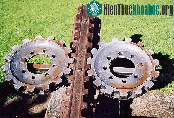 Sau khi hệ thống đường sắt và bánh răng mới được phát minh giúp ngăn được tình trạng lật tàu, dự án này mới được bắt đầu