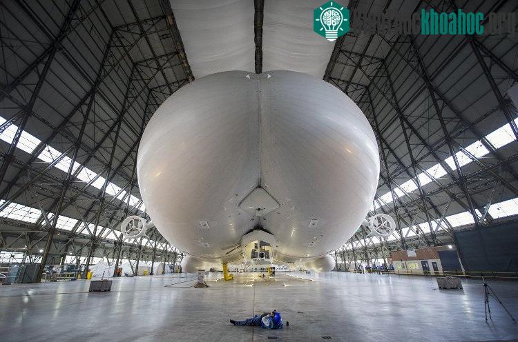 Chiếc máy bay lớn nhất thế giới Airlander 10 ở Bedfordshire, Anh.