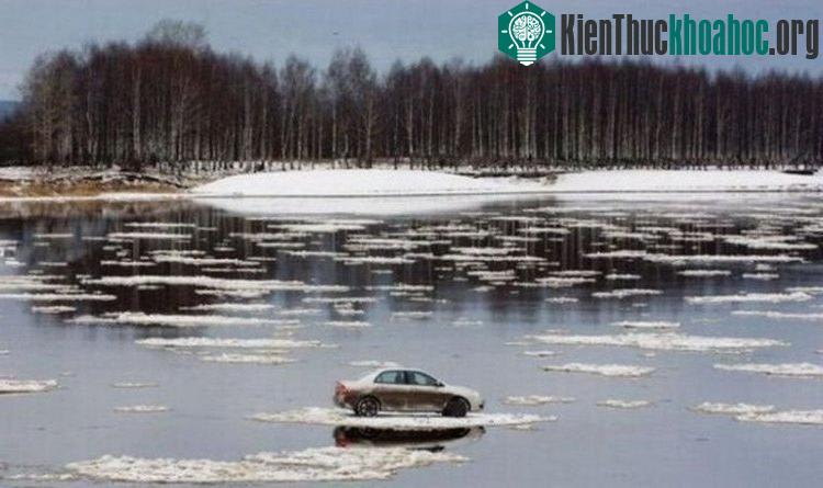 Hình ảnh khó hiểu của một chiếc ô tô trên một tảng băng đang trôi.