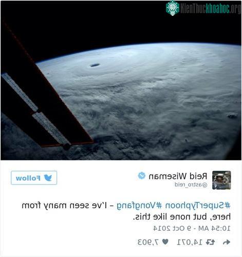Hình ảnh một cơn siêu bão cực lớn che phủ khắp một nửa bán cầu.