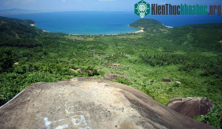 Vào nhà Hồ, vua Hồ Hán Thương sai tướng Đỗ Mãn đem quân sang đánh Champa khiến vua nước này là Jaya Sinhavarman V phải cắt đất Chiêm Động và Cổ Lũy để cầu hòa.