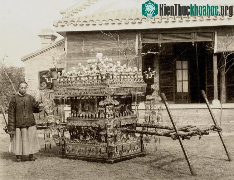 Chiếc kiệu hoa theo phong tục truyền thống của Trung Quốc để rước cô dâu về nhà chồng.