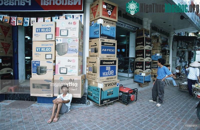 Đến năm 1996, các thiết bị giải trí gia đình như ti vi, đầu video, dàn máy nghe nhạc... đã trở nên phổ biến ở Hà Nội.