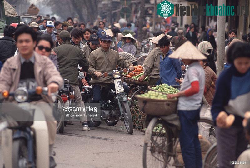 Cảnh tượng nhộn nhịp ở phố Lê Duẩn.