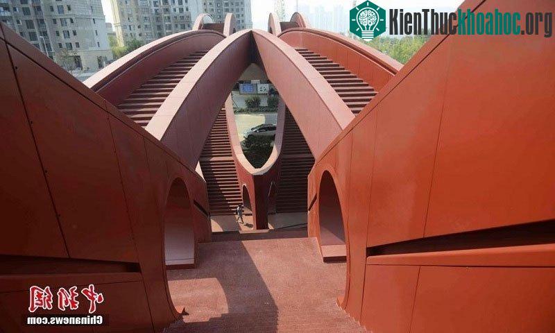 Thiết kế của cầu Dragon King Kong mô phỏng kiểu thắt dây truyền thống trong nghệ thuật dân gian Trung Quốc.
