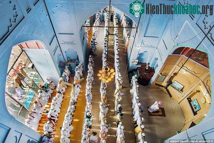 Khoảnh khắc tại một thánh đường dành cho tín đồ Hindu giáo tại Varanasi, Uttarpradesh, Ấn Độ khi rất nhiều người đang làm lễ cầu nguyện.