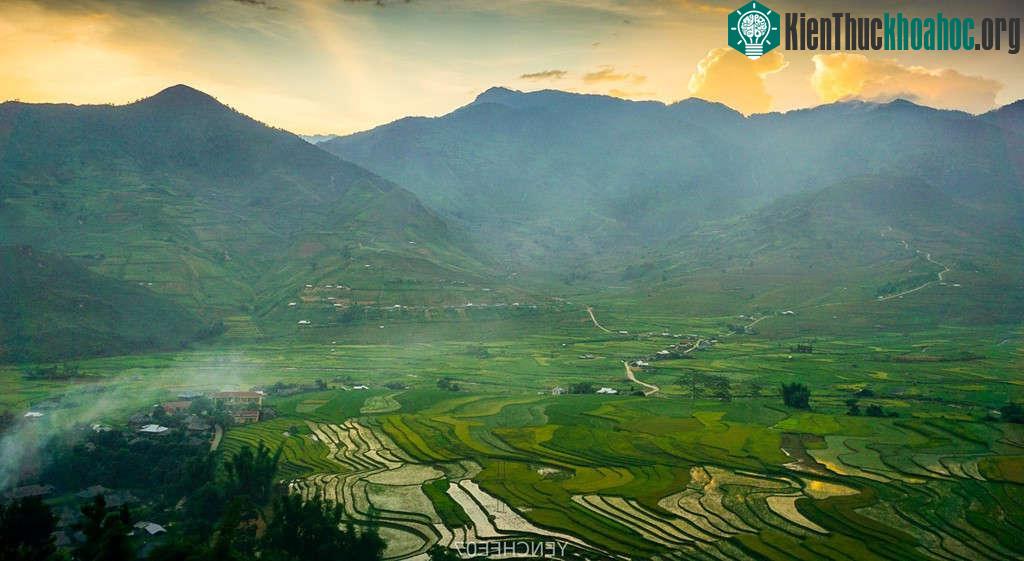 Buổi sáng tinh mơ, chạy xe lang thang vào bản Lìm Mông, xuống thung lũng ngắm bình minh, dưới bầu trời xanh và nắng nhẹ buổi sáng sẽ dễ khiến bạn buông thư và chìm đắm trong không gian tràn ngập mà...