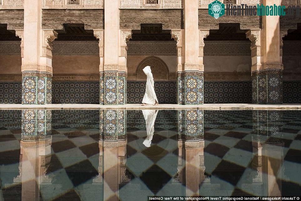 Nhà thờ Ben Youssef ở Marrakesh (Morocco) có không khí tĩnh lặng và trầm lắng hơn so với phố xá nhộn nhịp bên ngoài. Tác giả đã chờ đợi rất lâu để chụp được khoảnh khắc ấn tượng này. (Ảnh: Takashi ...
