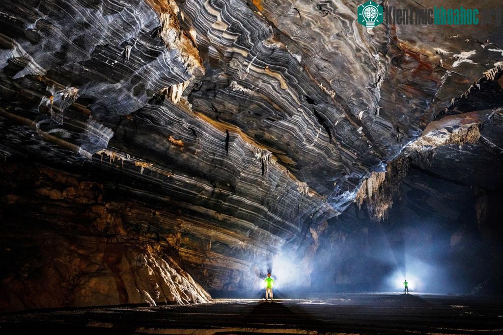 Hang Tiên 2 có chiều dài 2.519 m, nơi sâu nhất 94 m so với mặt đất. Trước cửa hang Tiên 2 có một dòng suối án ngữ. Cửa vào hang cao khoảng 3 m nhưng chỉ rộng 1,5m.