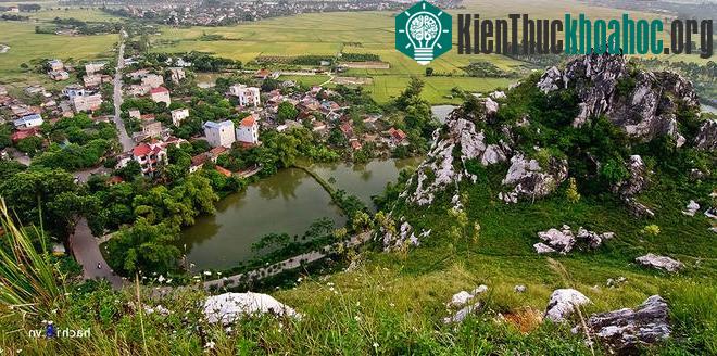 Núi không quá rộng lớn nhưng lại đa dạng địa hình, nhiều hang, ngách và những tảng đá hình thù sinh động. Đây là một địa điểm lý tưởng cho những chuyến cắm trại dã ngoại trong ngày.