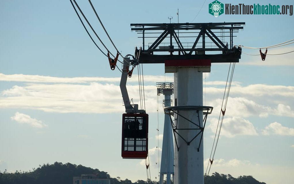 Hệ thống cáp treo chỉ có duy nhất 2 cabin, được ví như một chiếc xe buýt hai tầng khổng lồ với sức chứa 230 người/cabin.