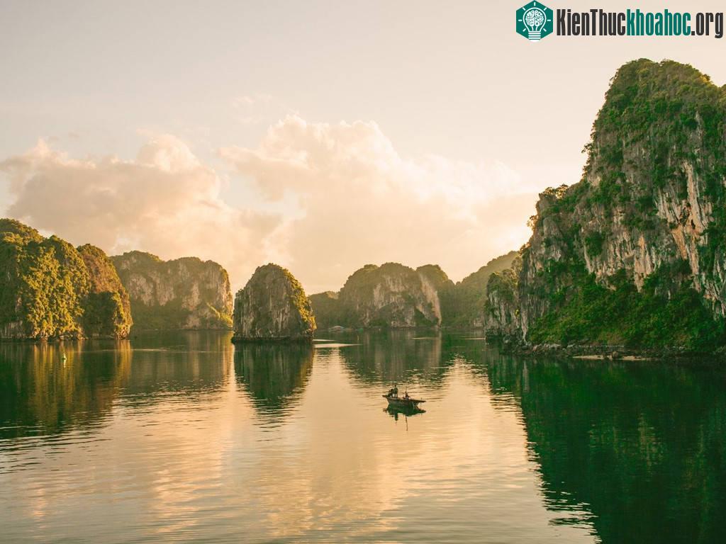 Vịnh Hạ Long: Thắng cảnh nổi tiếng này thu hút du khách nhờ vẻ đẹp thiên nhiên độc đáo, ấn tượng.