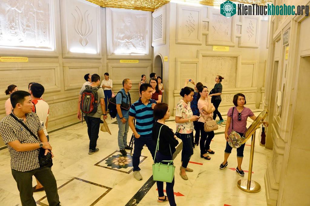 Để lên khu vực thang máy, du khách phải leo bộ 72 bậc trước đó.