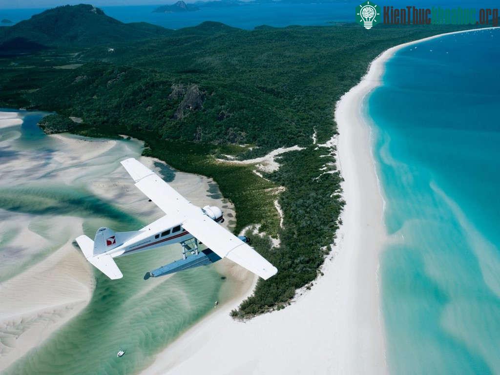 Bãi biển Whitehaven trên đảo Whitsunday (Australia) có một vịnh nhỏ lộ ra khi thủy triều trộn cát và nước lại với nhau. Cát trắng và nước xanh hòa trộn tạo ra một khung cảnh ngoạn mục.