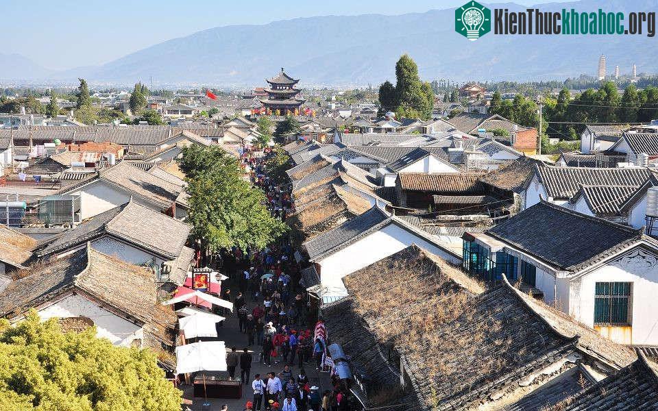 Du khách tới đây có thể chiêm ngưỡng những công trình nghìn năm tuổi, mua đồ lưu niệm tuyệt đẹp, tìm hiểu về lịch sử của khu vực và người địa phương, cũng như khám phá núi Thương Sơn và hồ Nhị Hải ...