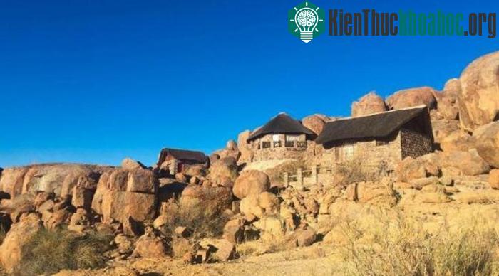 Eagle's nest (Tổ đại bàng) nằm dưới chân của dãy núi Aus, Namibia. Trong nhà, sàn và tường đều làm từ đá. Đây là một kiệt tác độc đáo trên núi mà không ít du khách khi tới Namibia đều mong muốn ghé...