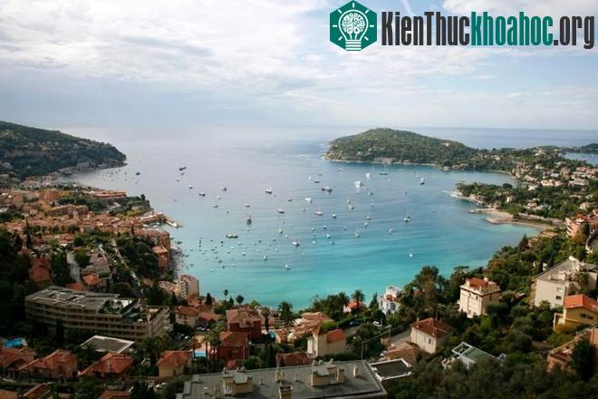 Villefranche-sur-Mer, một thị trấn đánh cá đẹp như tranh vẽ ở vùng Côte d'Azur của Pháp. Du khách có thể thấy mọi thứ từ những chiếc du thuyền đến chiến hạm trong cảng nước sâu ở đây. (Ảnh: NatGeo).