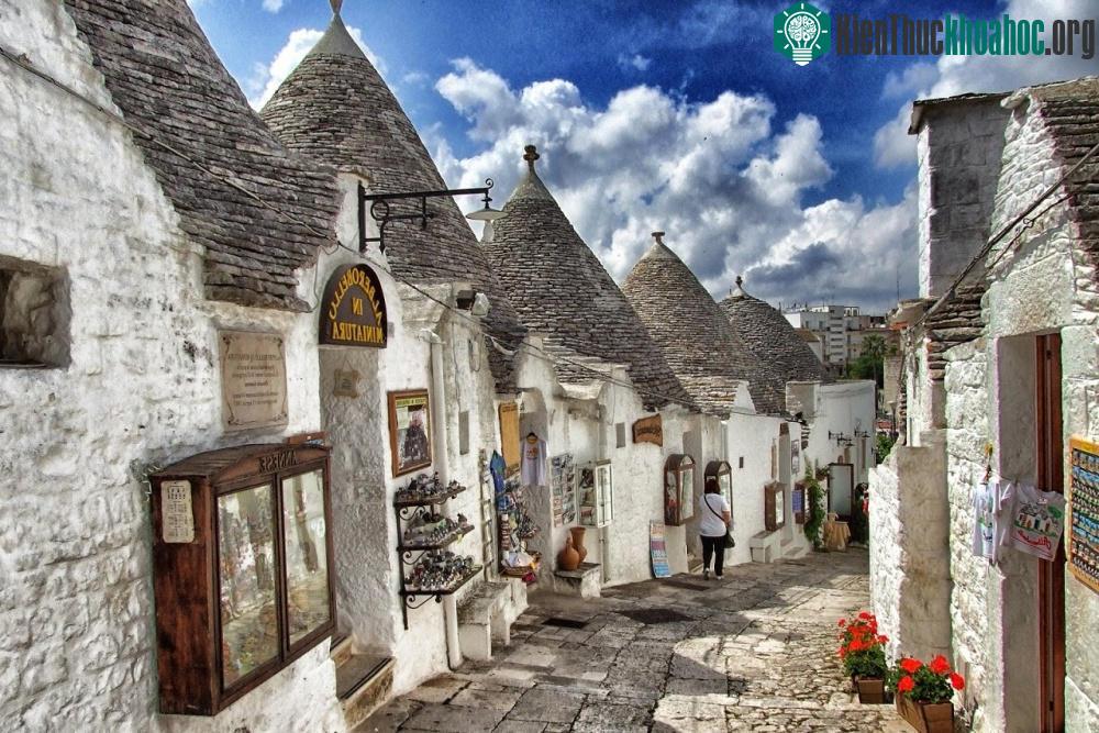 Thị trấn này lúc đầu có tên Latin là 'Arboris Belli' nghĩa là "những cái cây xinh đẹp". Đến Alberobello, bạn sẽ "định nghĩa" lại Italy với những ánh nắng ấm áp, không khí nồng h...