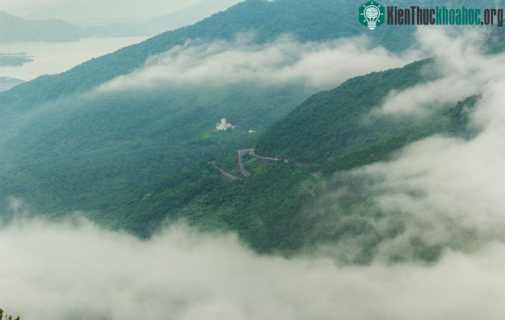 Hải Vân Quan nằm ở phía bắc TP Đà Nẵng, đi theo quốc lộ 1 chừng 25 km. Cung đường đèo hiểm trở từng nổi tiếng trong giới đi phượt này từ khi có hầm Hải Vân trở nên vắng và dễ đi hơn, do không còn n...