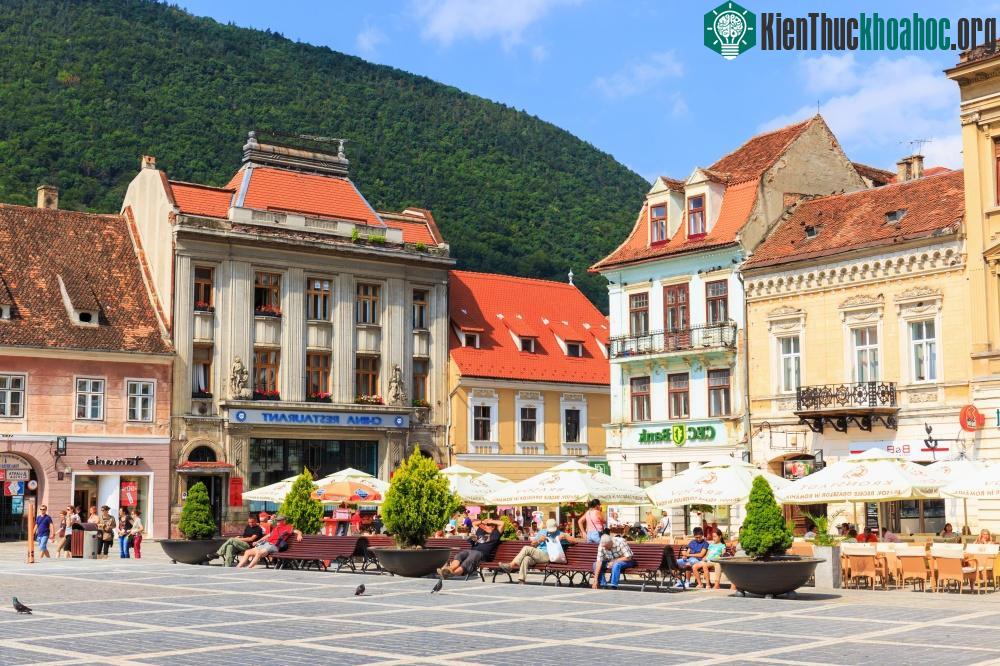 Brasov, Romania: Ẩn mình trong thung lũng giữa những ngọn núi phủ tuyết trắng, Brasov là một nơi hoàn hảo cho những ai muốn khám phá những bí mật của thành phố cổ. Brasov cổ kính với những pháo đài...