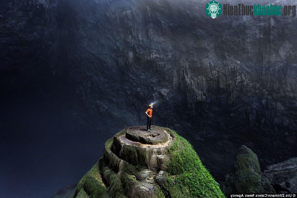 Du khách ngắm nhìn hang động kỳ vĩ này. Để tới đây, họ phải đi bộ nửa ngày, qua khu rừng tuyệt đẹp đầy bướm.