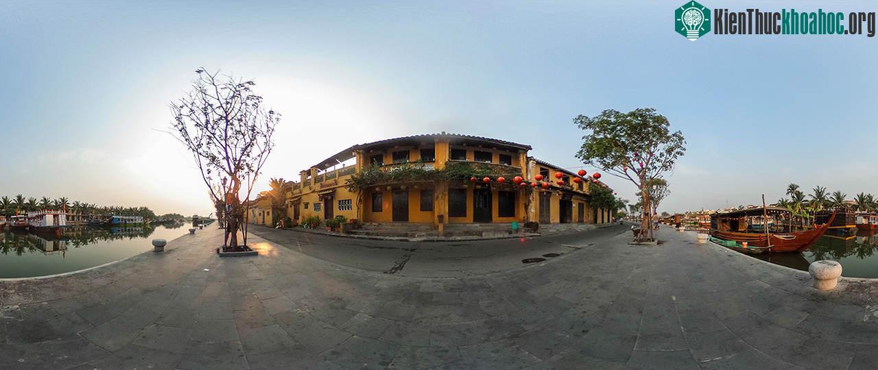 Dọc bờ sông Thu Bồn, bên phố Bạch Đằng là bến tàu thuyền, neo đậu tấp nập đưa đón du khách tham quan phố Hội bằng đường thủy