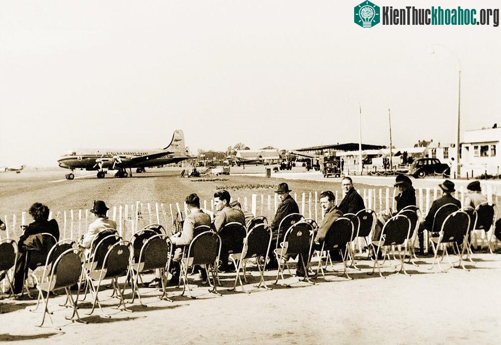 Các giám sát viên máy bay đang quan sát một chiếc Canadair North Star của hãng hàng không Trans-Canada Airlines vào năm 1949. (Ảnh: The History Press)