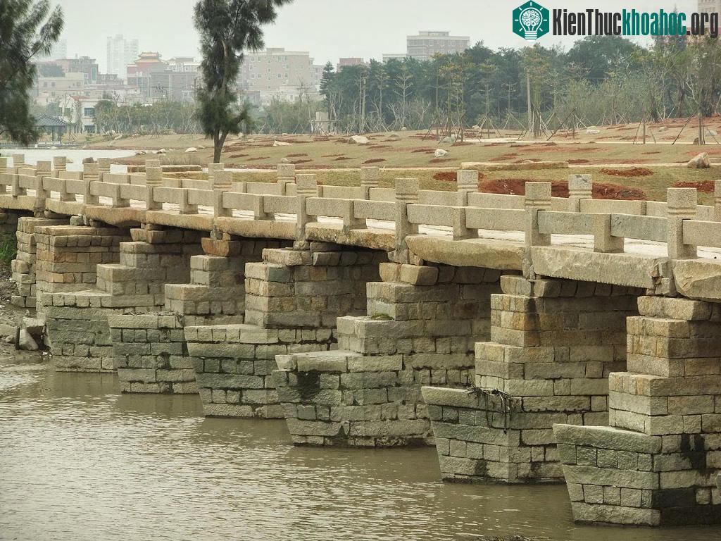Các nhịp cầu được xếp theo hình thuyền (nhọn ở phần đầu) nhằm mục đích tạo sự thông thoáng cho dòng chảy của nước.