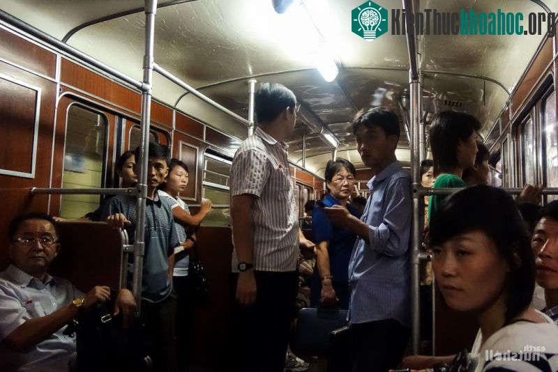 Được biết, những chiếc tàu điện ngầm của Triều Tiên được nhập khẩu từ Đông Đức.