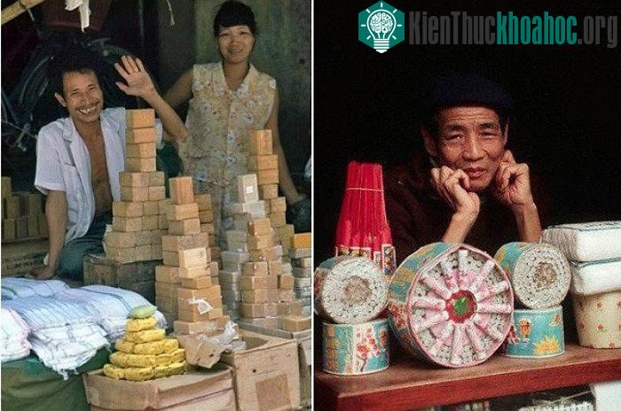 Cửa hàng bán pháo ngày Tết báo hiệu xuân mới về, năm cũ qua đi, đón chào một năm mới.