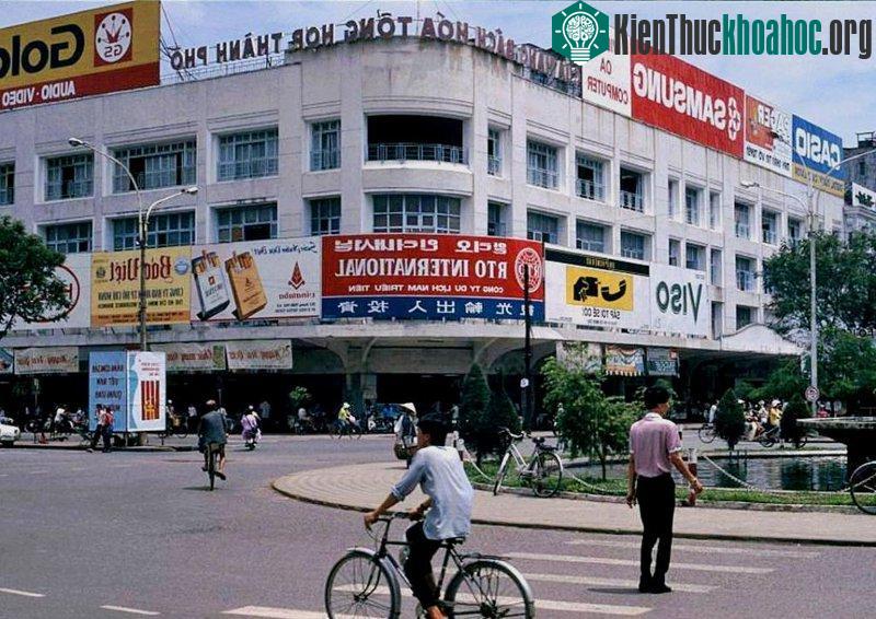 Sau 1975, Thương xá Tax không còn là địa điểm kinh doanh sầm uất như trước mà được dùng làm nơi trưng bày các mặt hàng, máy móc công nghiệp do các đơn...
