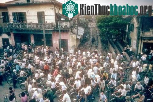 Dòng người tấp nập vào buổi sáng trên một con đường ở Hải Phòng.