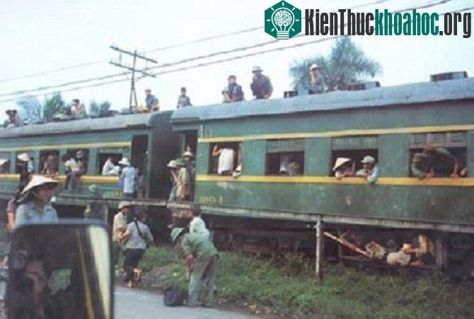 Ngày giáp Tết, tàu xe đi lại rất khó khăn. Nhiều người phải thay nhau sắp hàng mua vé tàu suốt mấy ngày đêm may ra mới mua được vé. Không mua được vé,...