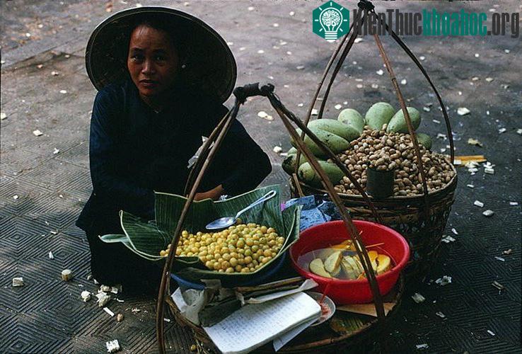 Chùm ruột, xoài ngâm là những thức quà lúc nào cũng được ưa chuộng.