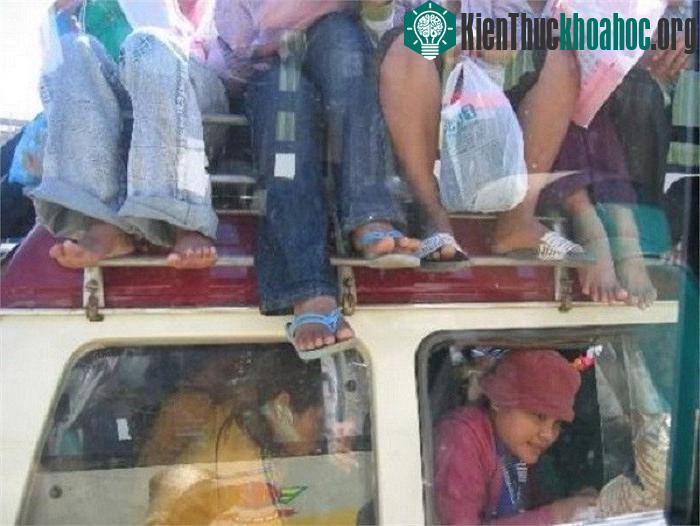 Ô tô ngày Tết cũng chen chúc không kém gì tàu hỏa.