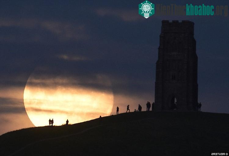 Người dân thị trấn Glastonbury quan sát mặt trăng dần mọc trong đêm 13/11.