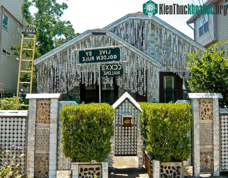 Nhà bia: Căn nhà tràn ngập bởi vỏ lon và chai bia rỗng này tọa lạc tại Houston, Hoa Kỳ. Người có ý tưởng xây dựng căn nhà này là ông John MMilkovisch....
