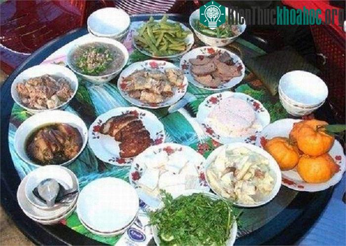 Sau bao ngày tất tả chuẩn bị Tết, cuối cùng mọi việc đâu cũng vào đấy. Chiều 30, mọi người trong gia đình quây quần quanh mâm cỗ tất niên.