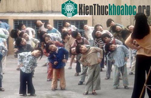 Các em nhỏ tập thể dục buổi sáng trong ngôi trường ở Hà Nội.