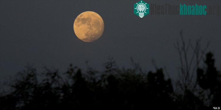 Mặt trăng nhìn từ thung lũng Hefer ở Israel.