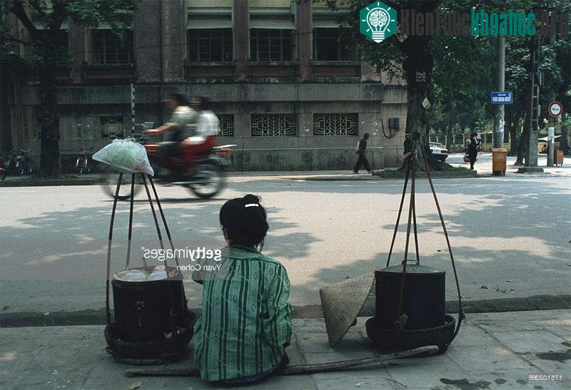 Gánh hàng rong bên hè phố Trần Hưng Đạo.