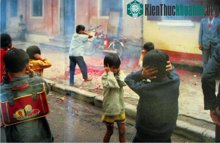 Những đứa trẻ thích thú kiếm tìm với hy vọng nhặt được quả nào chưa nổ trong đống xác pháo rải đầy mặt đất.
