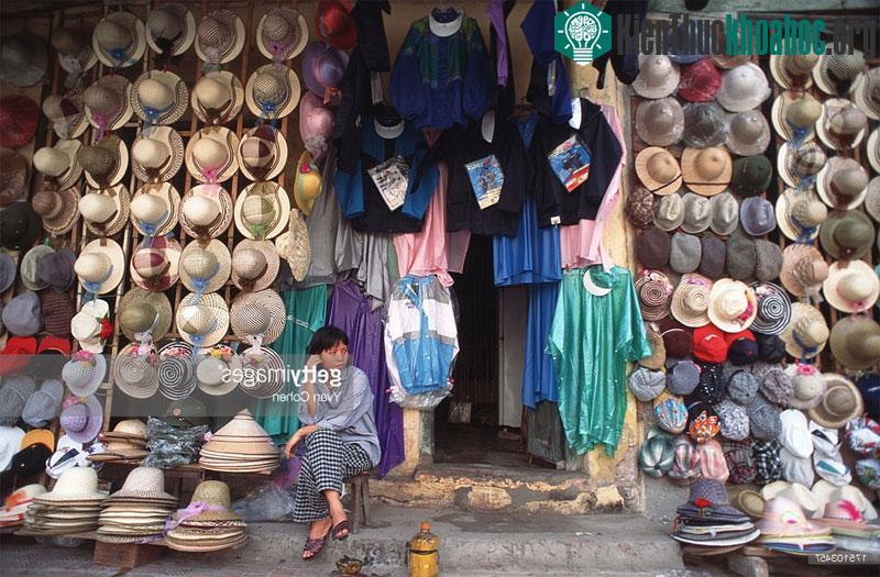 Bên ngoài một cửa hàng nón.