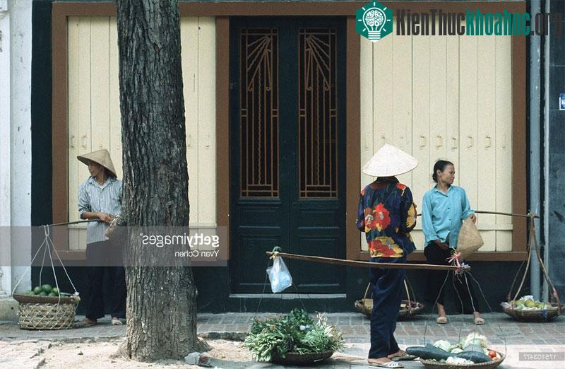 Những người phụ nữ bán hàng rong.