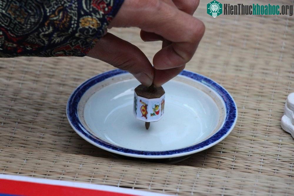Trò bài vụ với một chiếc vụ hình bát giác được dán hình 8 con vật.