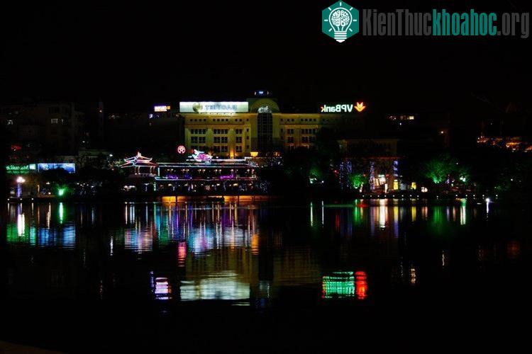 Sắc màu hồ Gươm đêm 30 Tết.